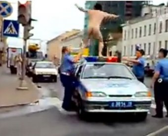 В Москве уходя от погони, голый водитель протаранил 17 машин