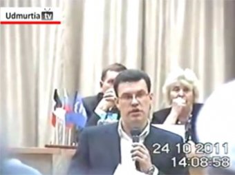 Обнародовано видео, на котором член генсовета «Единой России» «покупает» голоса избирателей