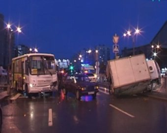 В Петербурге перевернувшийся большегруз устроил крупное ДТП, в котором погибла женщина