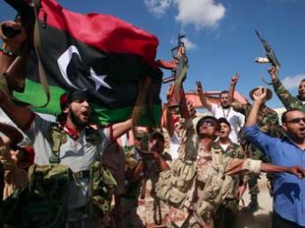 В Ливии повстанцы начали сносить главную резиденцию Каддафи