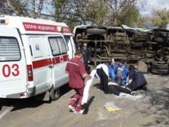 В Биробиджане автобус столкнулся с джипом: двое погибли, восемь ранено