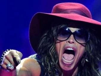 Солист Aerosmith Стивен Тайлер выбил зубы перед концертом