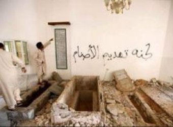 Повстанцы выкопали и сожгли труп матери, дяди и двух братьев Каддафи