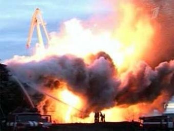 В порту Архангельска горит склад древесины: страшный пожар не удается потушить
