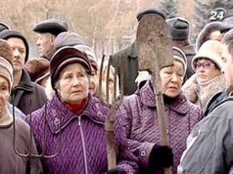 В Донецке пенсионеры с вилами взяли штурмом администрацию
