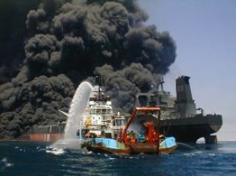 У берегов Египта горит паром с 1,2 тысячи пассажиров на борту