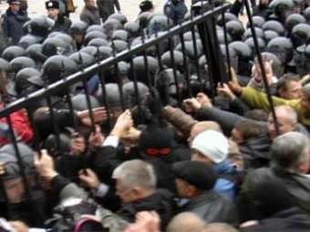 В Киеве митингующие предприниматели снесли двухметровый забор у здания Рады