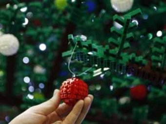 В Лондоне установили самою большую в миле рождественскую ель из LEGO