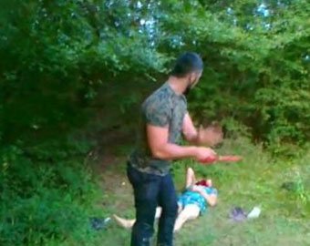 Видео с кавказцем, перерезающим горло женщине, признали фальшивкой