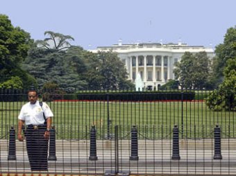 СМИ: Белый дом в Вашингтоне подвергся обстрелу из «Калашникова»