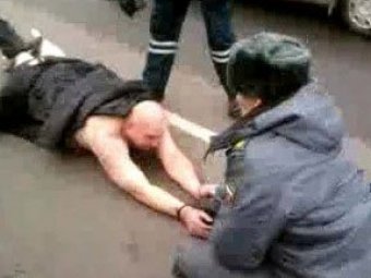 Участники задержания голого водителя уволены из полиции за ... мат