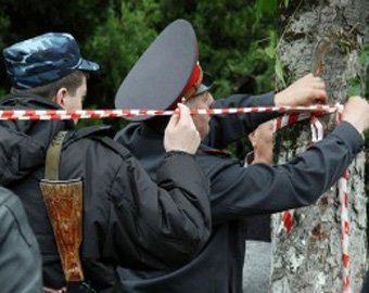 В Алма-Ате полицейский поймал ребенка, сброшенного с крыши пятого этажа