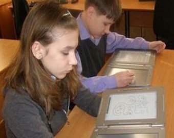 Врачи: Электронные учебники опасны для детских глаз