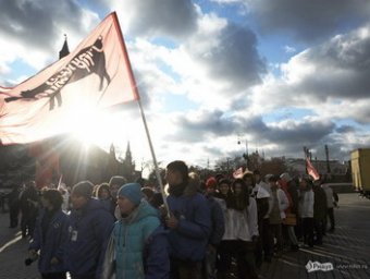 В центре Москвы прошел многотысячный прокремлевский марш барабанщиков