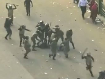 Видео избиения демонстрантки взорвало Египет