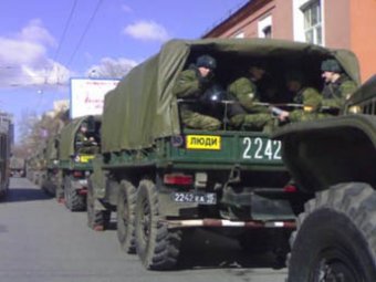 В центр Москвы стянуты грузовики с солдатами и ОМОН