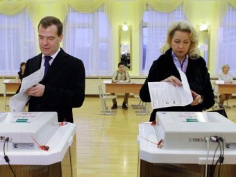 Медведев пообщался с урной для голосования, а глава ЦИК Чуров предложил урну … съесть
