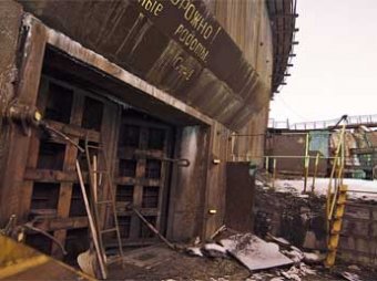 Блогеры проникли на секретный завод в Подмосковье через дырку в заборе