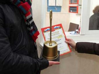 Российских чиновников-транжир наградили «Золотым ершиком»