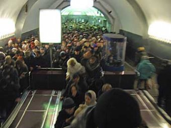 Снегопад загнал москвичей под землю, и в метро случился коллапс