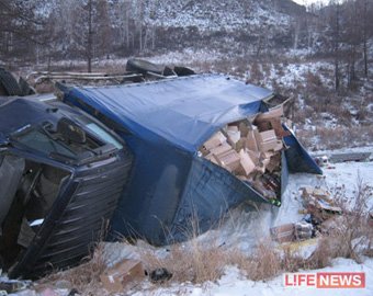 На Алтае "Волга" столкнулась с грузовиком. 5 человек погибли