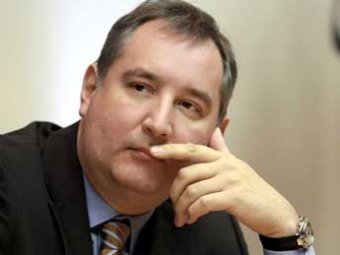 Рогозин опробовал суперпистолет «Страйк» и назначил Калашникова своим советником