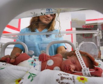 В США врачи выписали из больницы новорожденную, весившую 270 граммов