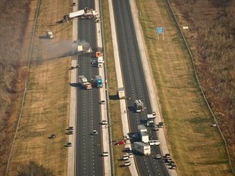 Крупное ДТП в США: грузовики и легковушки разлетелись по шести полосам
