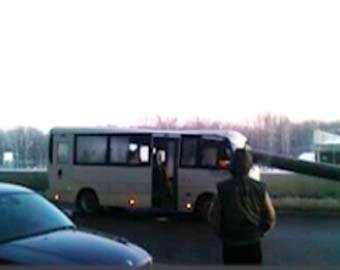Во «Внуково» металлические трубы упали на автобус с пассажирами