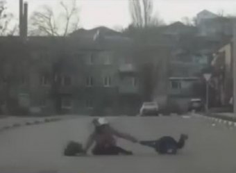 В Новороссийске ураган сдул женщину под колеса машины