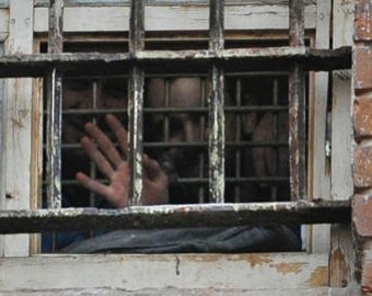 Свыше 1000 заключенных в Киргизии зашили себе рты