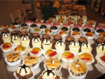 В Челябинске 80 человек отравились пирожными
