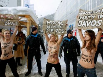 Активистки FEMEN устроили голый протест на экономическом форуме в Давосе
