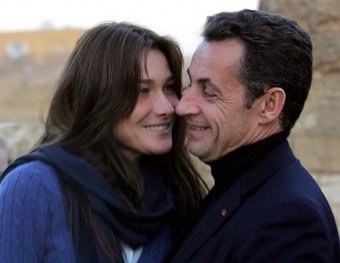Закадровый поцелуй Бруни и Саркози вызвал скандал
