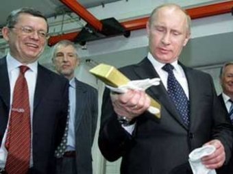 В Питере ради помощи детям отлили пудовый золотой бюст Путина