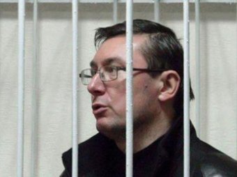 Осужденный экс-глава МВД Украины Луценко плюнул в лицо прокурору