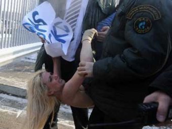 Украинские феминистки в 30-градусный мороз устроили голую акцию в Москве