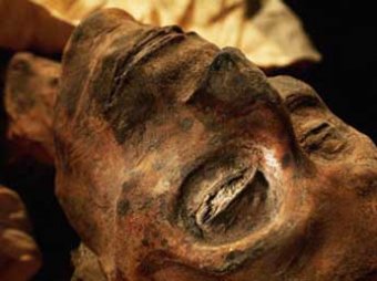 В Египте найдена уникальная гробница с саркофагом и 20 мумиями