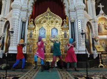 Феминистская панк-группа ворвалась в храм Христа Спасителя с богохульной песней