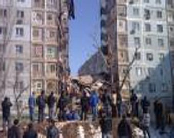 В Астрахани после взрыва газа обрушился подъезд девятиэтажки