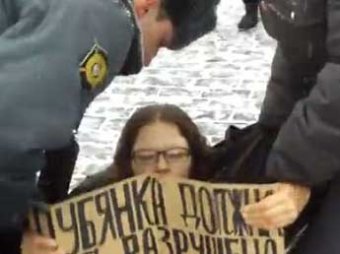 На Красной площади задержали Медведева с плакатом «Запрещается запрещать!»