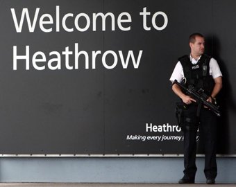 В лондонском аэропорту Хитроу отменили 1200 рейсов из-за снега
