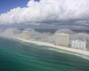 Пилот с нял свертолета "небесное цунами" во Флориде