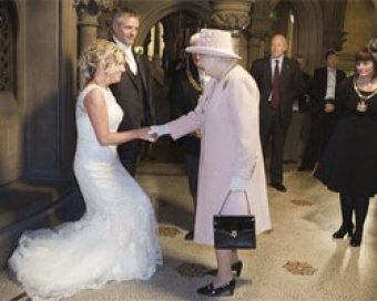 Елизавета II посетила свадьбу простых британцев в ответ на шутливое приглашение