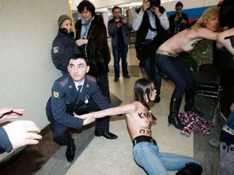 Песков о раздевшихся активистках FEMEN: дурочки, я бы их не задерживал