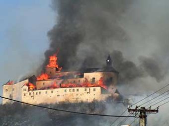 В Словакии случайно сгорел уникальный замок XIII века