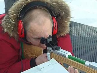 Путин на слух поразил мишень из винтовки для биатлона