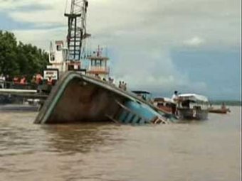 В Бангладеш около 200 человек пропали без вести после крушения парома