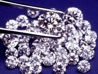 Жительница Красноярска нашла в пакет с бриллиантами