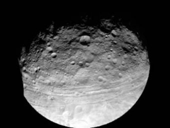 Зонд Dawn прислал загадочные снимки астероида Веста
